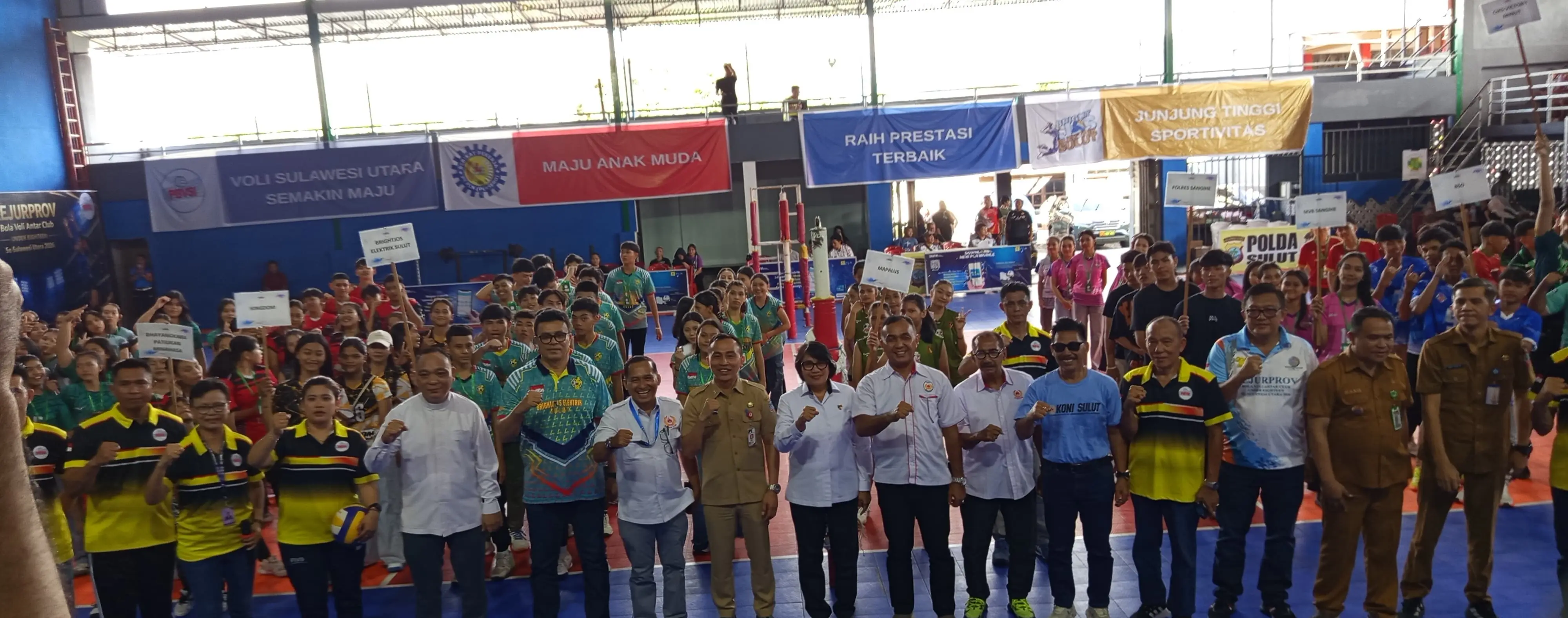 Para tamu undangan foto bersama disela pembukaan Kejurprov Bola Voli U-18 se-Sulawesi Utara.(Foto:RRI/Amir Yusuf)