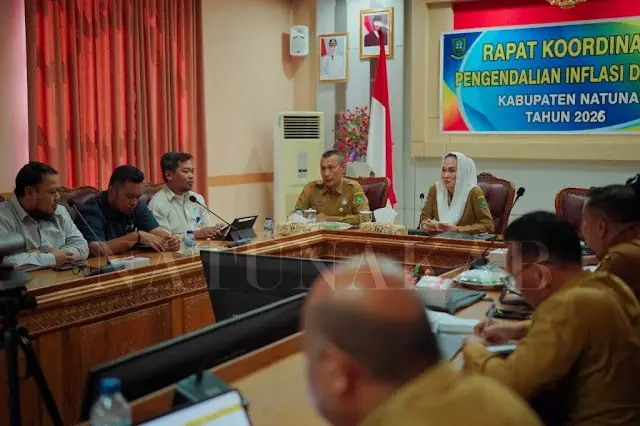 Bupati Natuna Cen Sui Lan ketika memimpin Rapat Pengendalian Inflasi Daerah Tahun 2026 bersama unsur OPD Pertamina Ranai yang dilaksanakan di Ruang rapat kantor Bupati Natuna Bukit Arai pada Selasa 14 April 2026 (Foto:RRI/Saleh)
