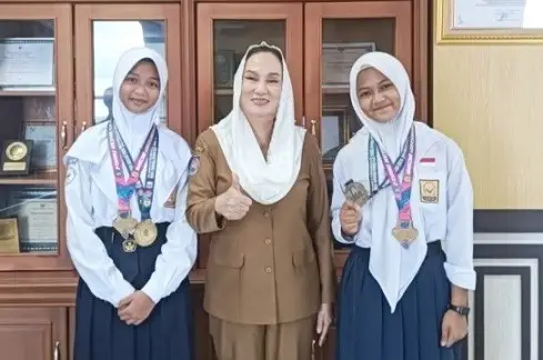 Bupati Natuna sat menerima Dua Atlit Pelajar natuna yang mampu menoreh Prestasi gemilang di Kejurnas Jambi (Foto;RRI/Saleh)Naila dan Carissa Maharani