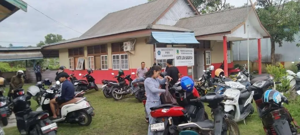Sejumlah KPM di Kelurahan Bandarsyah tanpak menghadiri pembagian bantuan pangan yang dilaksanakan di Gedung Serbaguna Kelurahan pada Rbu 15 April 2026 (Poto:RRI/Saleh)