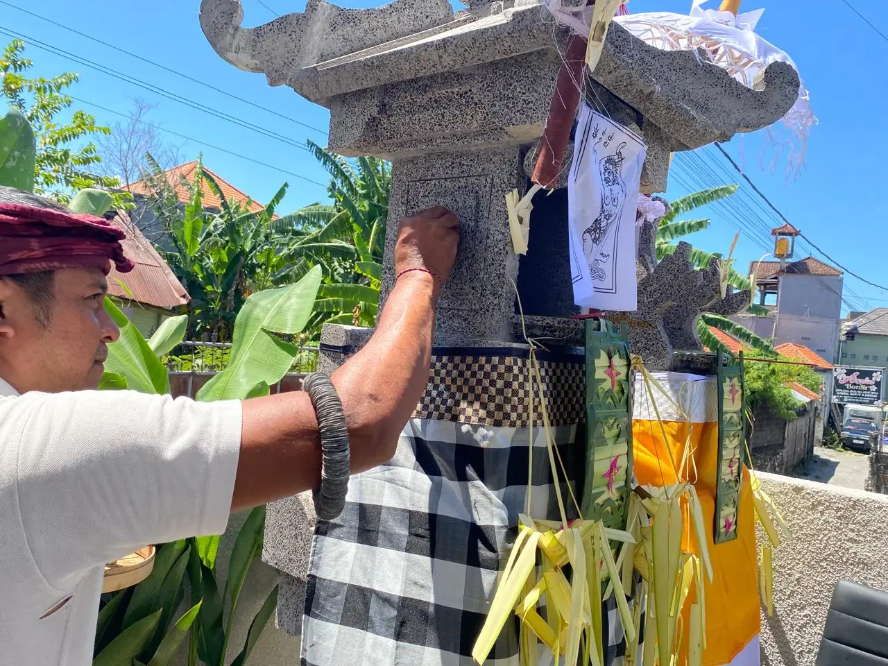 Prosesi pembubuhan urip-urip pada pelinggih. (Foto: RRI/Ratih)