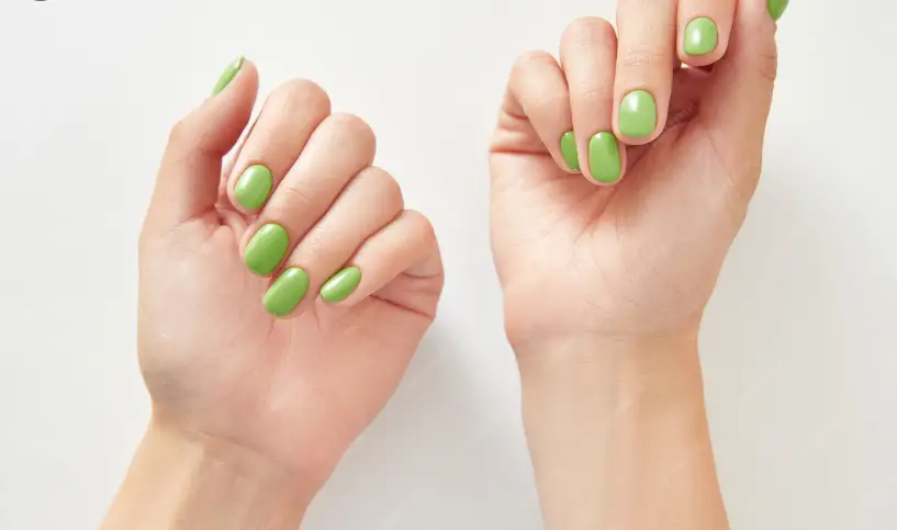 Nail Art dengan Warna Matcha Polos