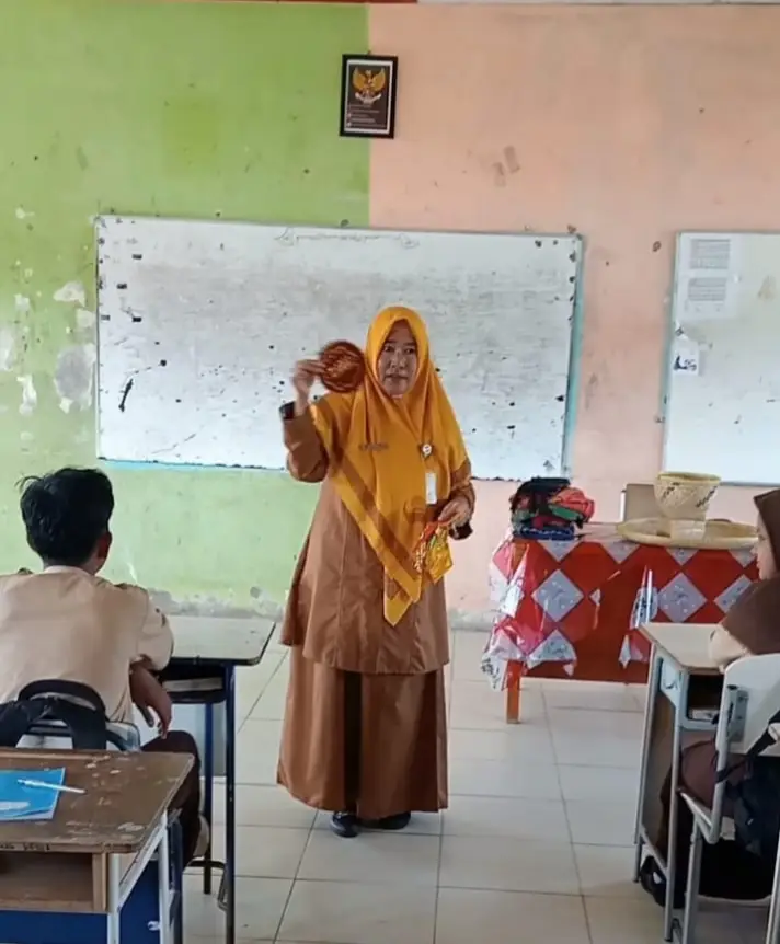 Zulhayati sedang memoerkenalkan Tekad, ( foto: : Zulhayati)