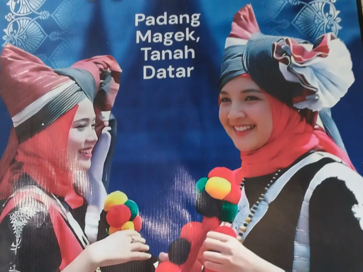 Dua orang perempuan mengenakan Pakaian Padang Magek, 28 April 2026 (Foto: RRI/Vebyan)