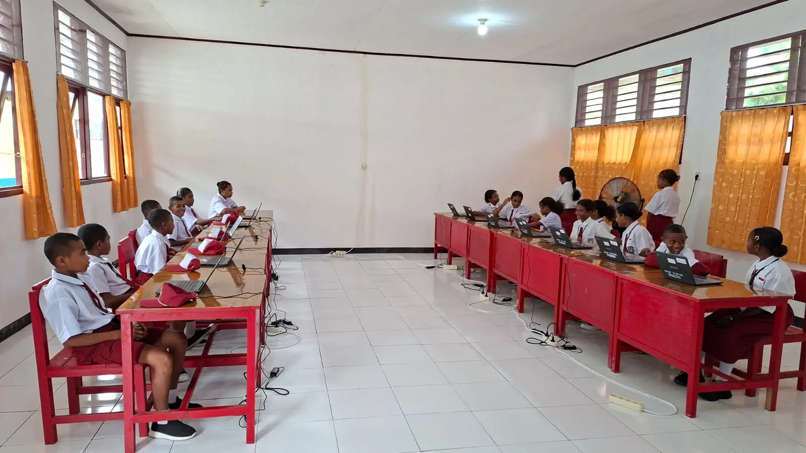 siswa peserta ujian dari 5 sekolah yang berada di kampung 