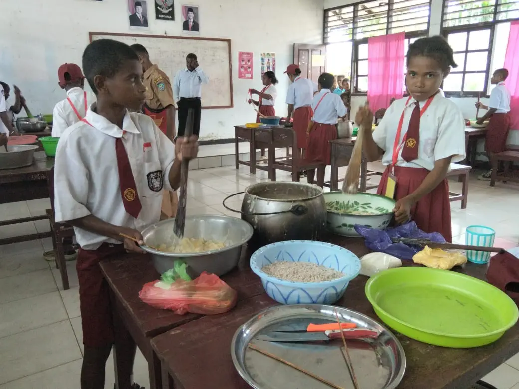Siswa Kelas VI SD Solagrasia Marau dan SD Negri saat praktek pembuatan singkon tumbuk