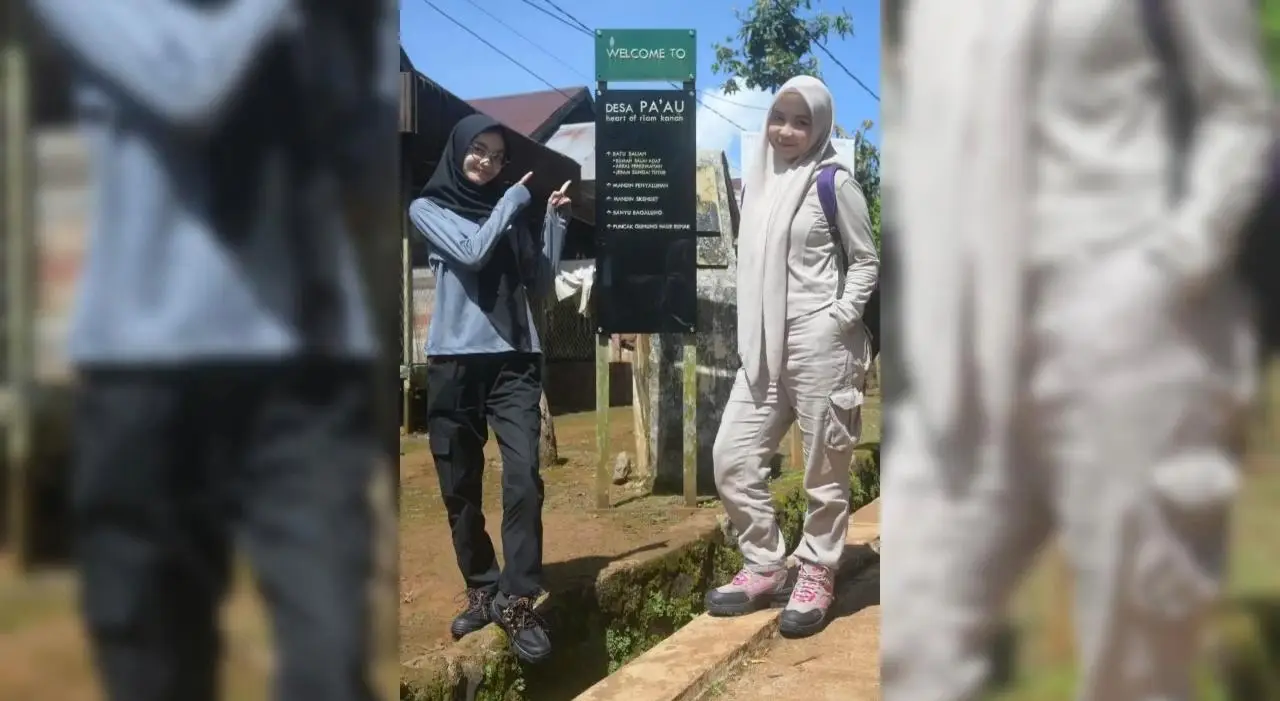 Salah Seorang Wisatawan Sheryna (kiri) dan Pendaki Nabila Agustina (Kanan) saat mengunjungi Air Terjun Mandin Panyaluhan. 