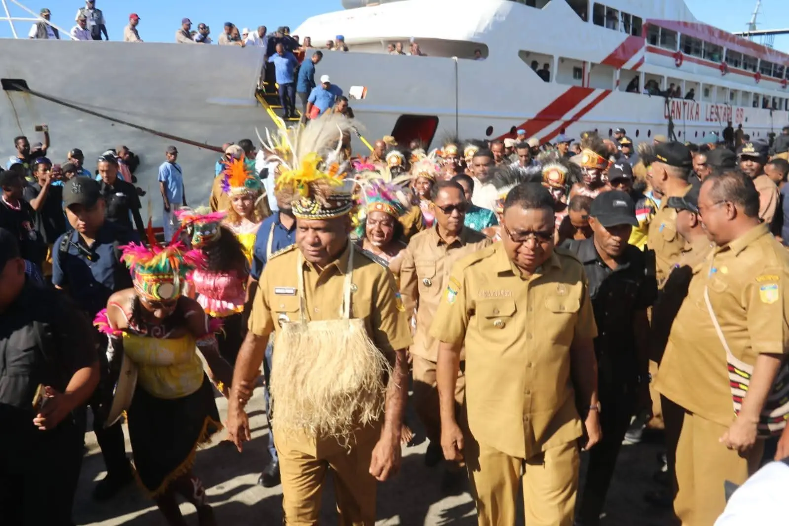 Gubernur Papua Bersama pemda yapen saat kunjungan kerja ke yapen