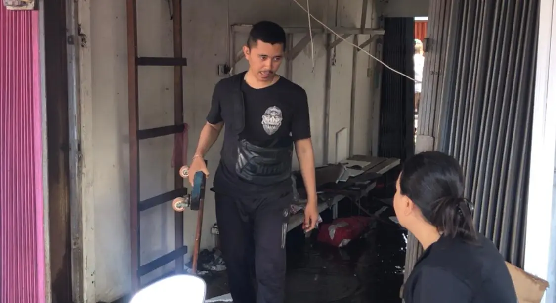 Heru mengangkut barang sisa kebakaran yang masih bisa dipakai.