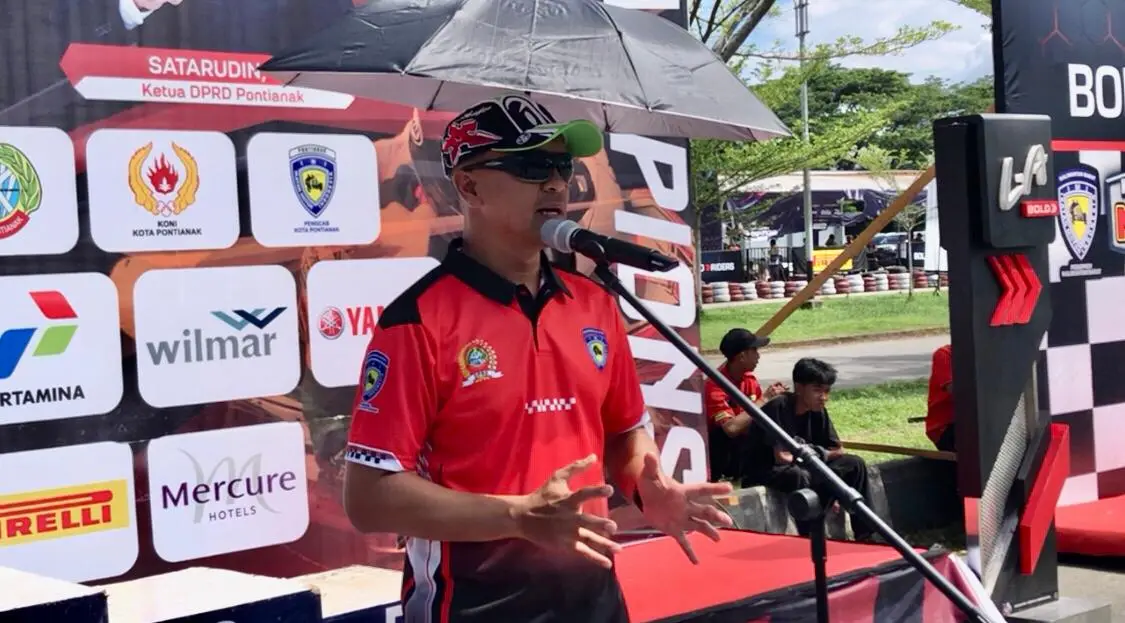 Kapolresta Pontianak, Kombes Pol Endang Tri Purwanto saat memberikan sambutan pada Kejurprov Balap Motor Seri-I Piala Ketua DPRD Kota Pontianak dan IMI Pontianak di Sirkuit Stadion Sultan Syarif Abdurrahman Pontianak, Minggu, 24 Mei 2026. (RRI/Muhammad Rokib)