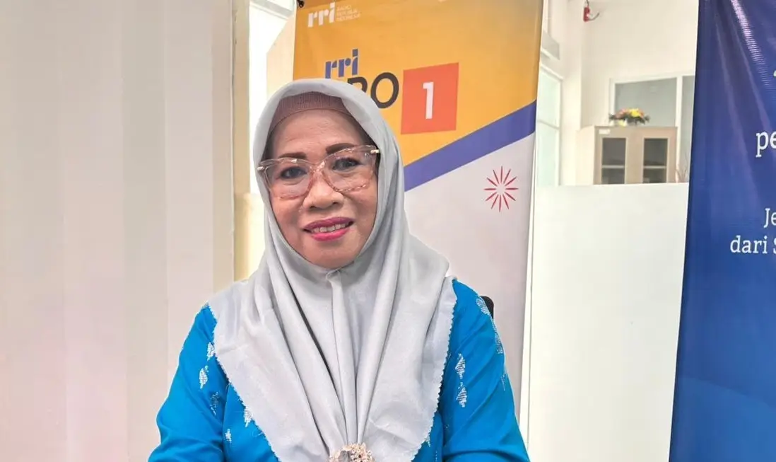 Hj. Rusdiana Kepala Madrasah Aliyah Negeri 1 Palu saat hadir dalam Program Indonesia Cerdas RRI Palu