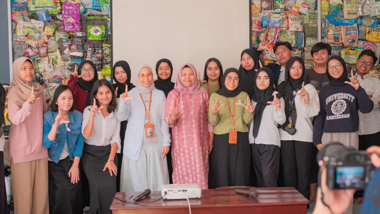 bersama peserta kegiatan Literasi Edukasi yang mayoritas anak muda
