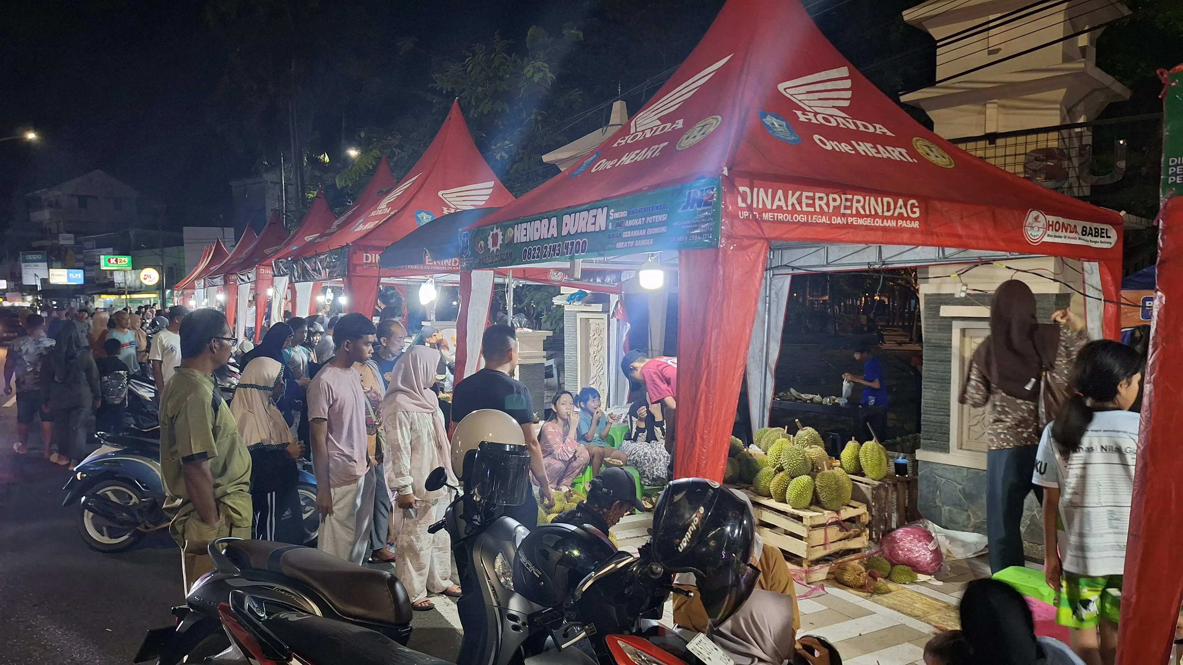 Suasana Bazar Duren yang dilaksanakan di Taman Kota Sungailiat, Rabu 10 Juni 2026 malam