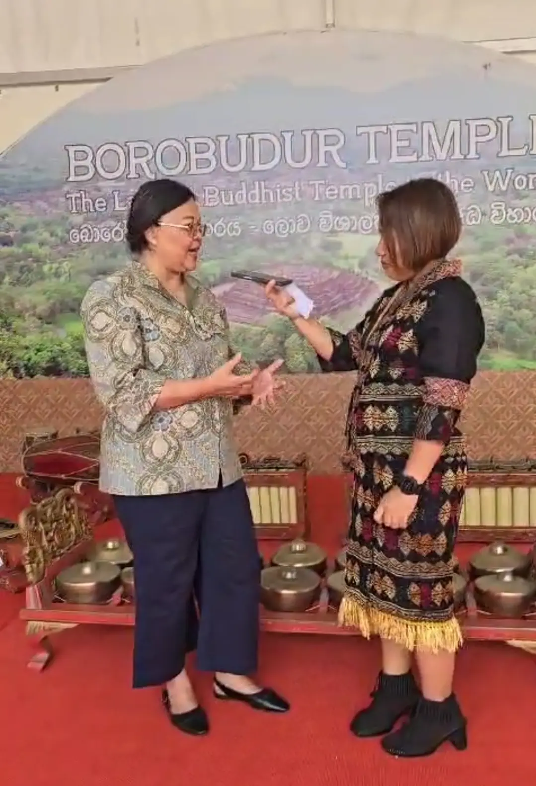 Perjalanan jurnalistik penulis di Kolombo, Sri Lanka saat menggali ruang kolaborasi kebudayaan antar dunia dalam sebuah sesi wawancara dengan Duta Besar RI (Dewi Gustina Tobing). Narasi perdamaian yang bersenyawa dengan heroisme logistik modern demi merajut persaudaraan lintas benua. (Foto: RRI/Sri Darni).