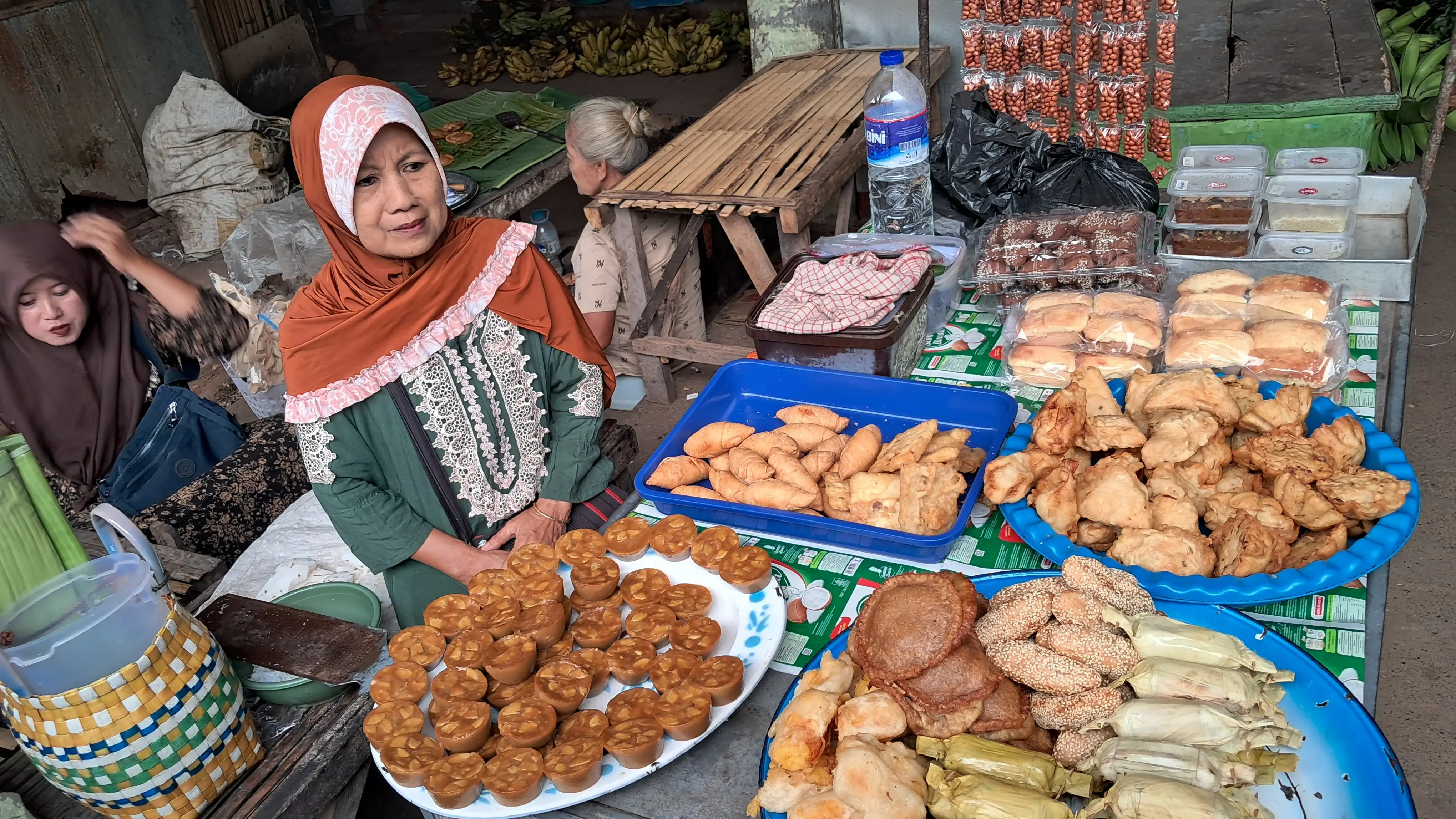 Sukarni saat berjualan di Pasar Kalianget, Selasa, 16 Juni 2026. (Foto: RRI/Sandri Setiawan)