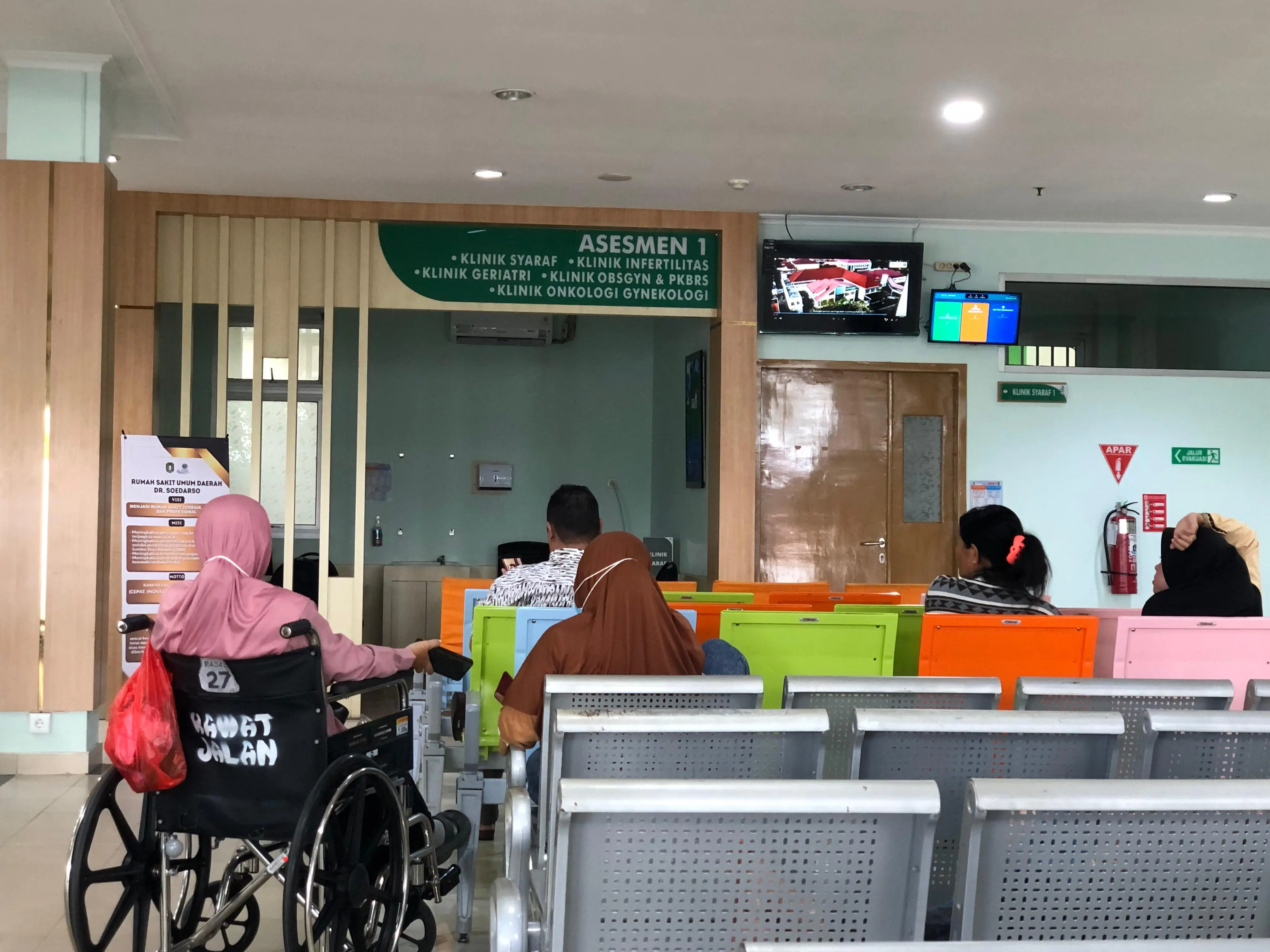 Oktariani didampingi sepupunya menunggu antrean di ruang tunggu rawat jalan RSUD dr Soedarso Pontianak, Rabu, 3 Juni 2026. (RRI/Muhammad Rokib)