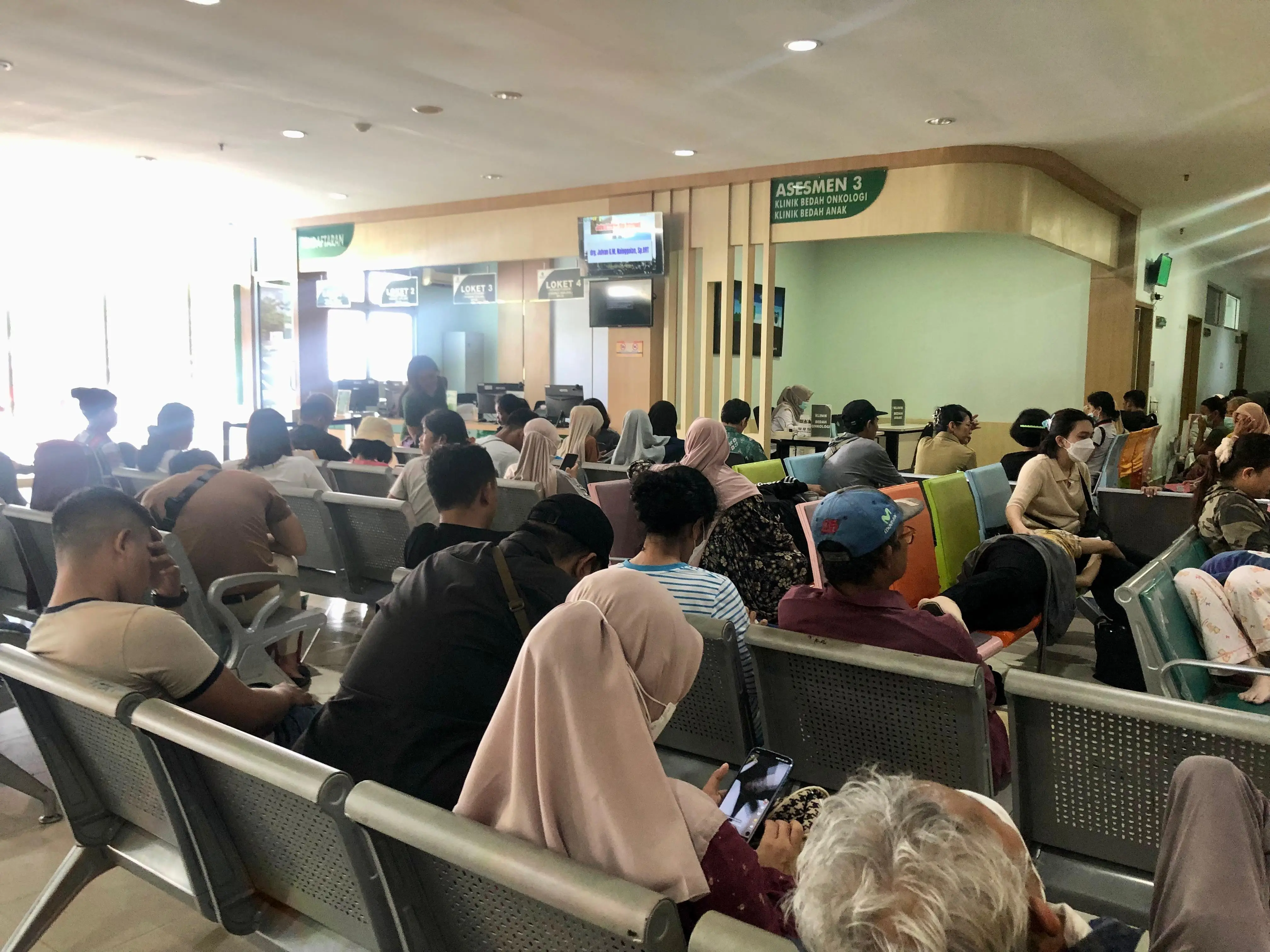 Pasien rawat jalan penuhi ruang tunggu menanti antrean di RSUD Soedarso Pontianak, Rabu, 3 Juni 2026. (RRI/Muhammad Rokib)