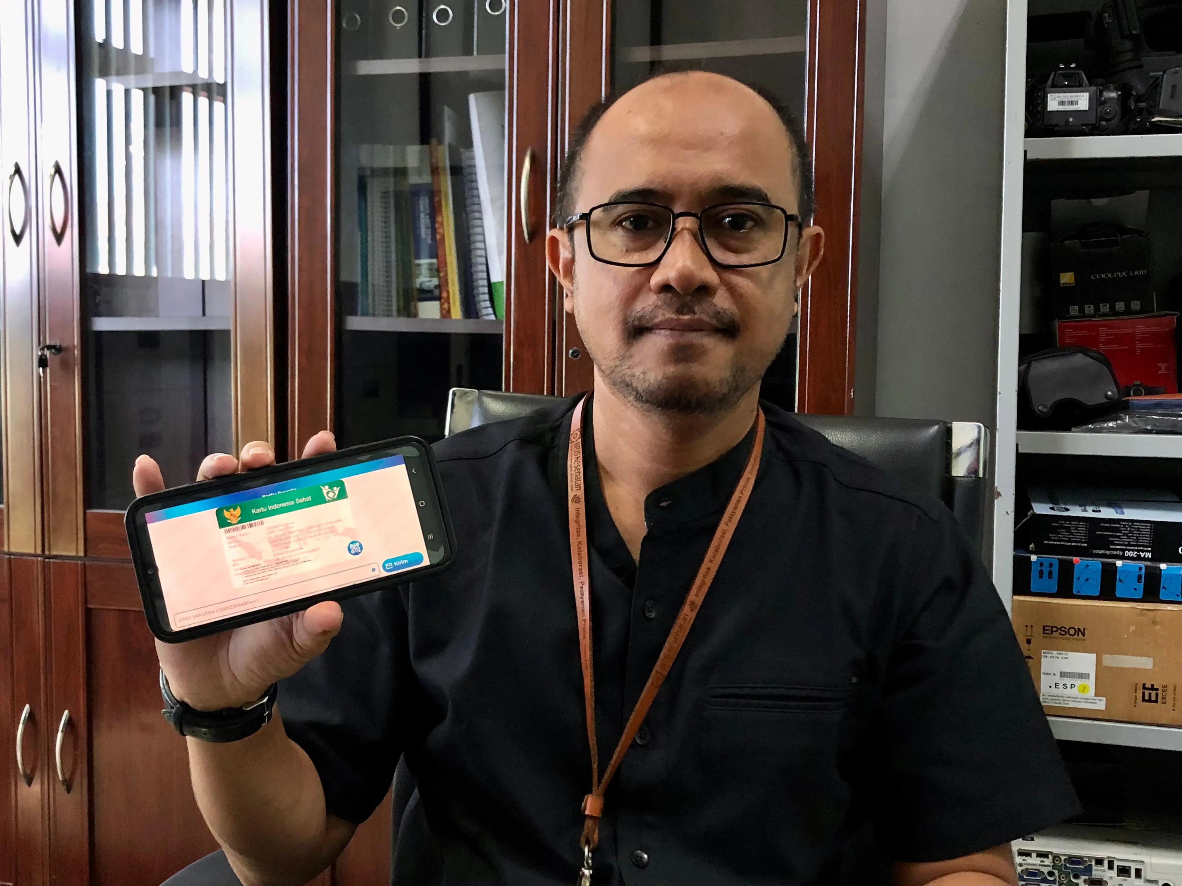 Kepala Bagian SDM, Umum dan Komunikasi BPJS Kesehatan Cabang Pontianak, Andi Saputra menunjukkan kartu JKN melalui aplikasi mobile JKN. (RRI/Muhammad Rokib)