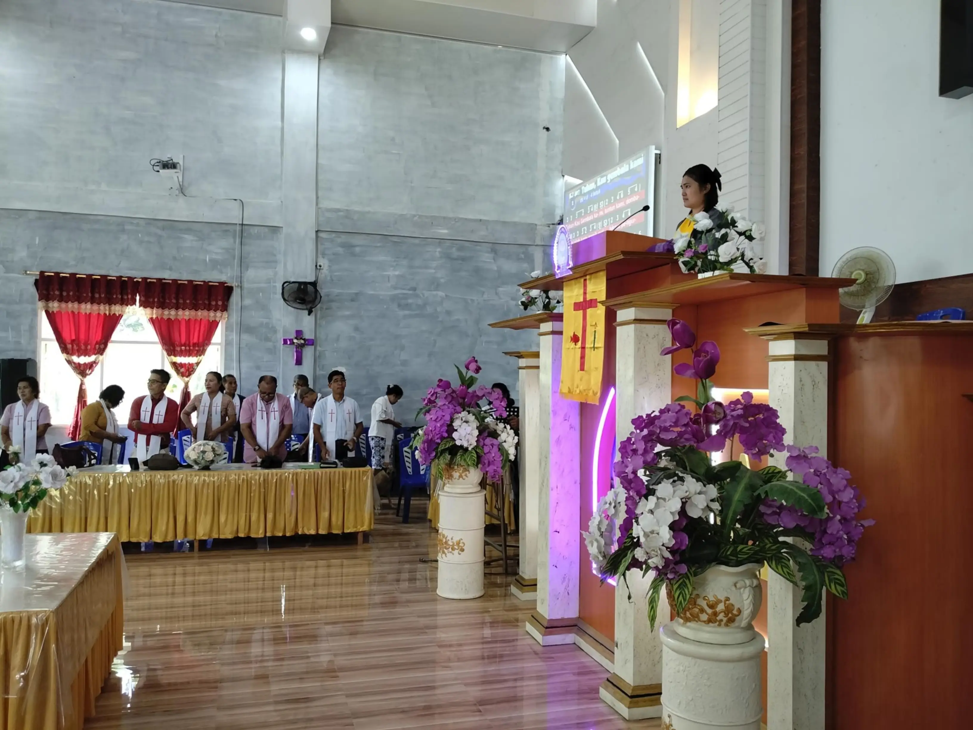 Vicaris Samantha Gabriela Tinuwo, S.Th saat memimpin persekutuan ibadah