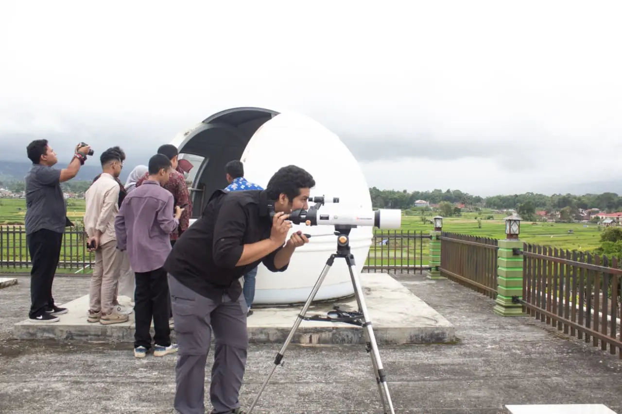 Para pegiat Komunitas Astronomi Sumbar sedang mencoba menggunakan teleskop yang ada di Observatorium UIN Bukittinggi