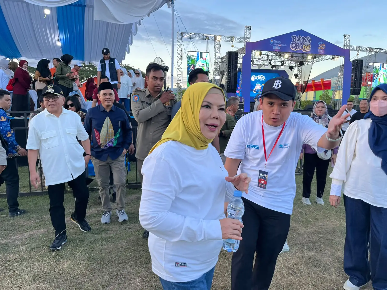 Wakil Gubernur Gorontalo saat Meninjau berbagai aktivasi di QRIS Fest (Foto: Desriansyah RRI)