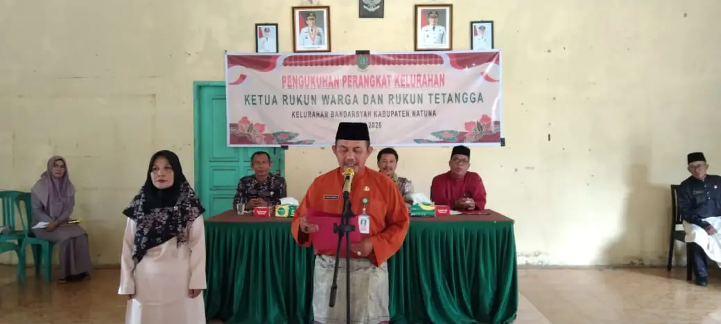 Lurah bandarsyah Ervan Hamdani Membacakan Petikan SK pelantikan dan Pengukuhan RT dan RW priode 2026-2030 (Foto: RRI Ranai/ Saleh)
