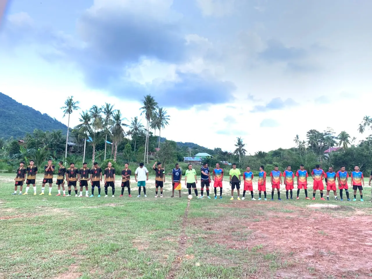 Hari Pertama Pertandingan Sepak Bola tingkat RT diwilayah Air Raya (Foto:RRI Ranai/Saleh)