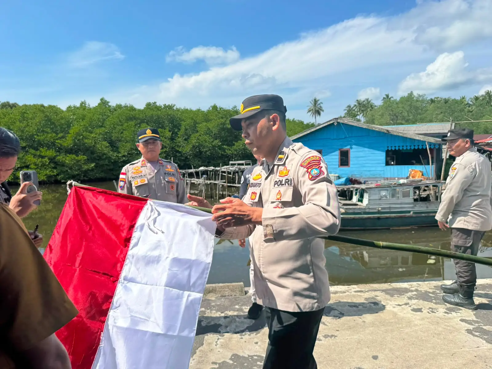 Pembagian bendera merah putih kepada masyarakat nelayan Sebala