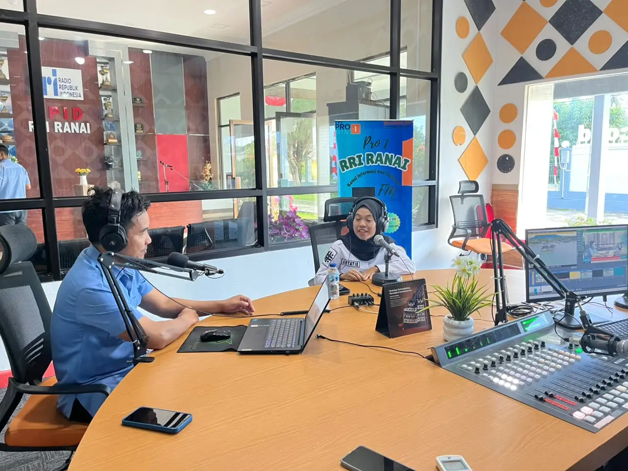 Dialo interaktif Ranai Menyapa dengan tema''Kopdes Merah Putih, Menguatkan Desa, Menjaga Perbatasan''yang erupakan program unggulan RRI Ranai (Foto:RRI Ranai/Saleh)