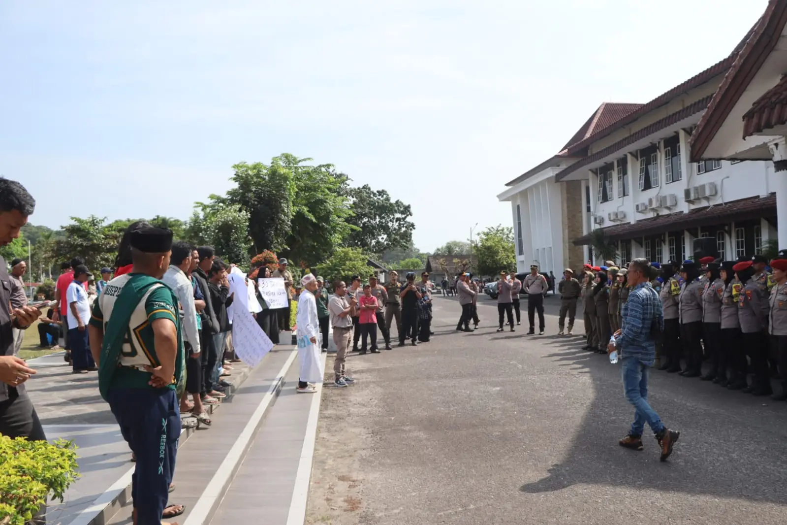 Massa aksi damai yang menyampaikan aspirasinya di Halaman Kantor Bupati Bangka, (Foto: Hms Res Bka).