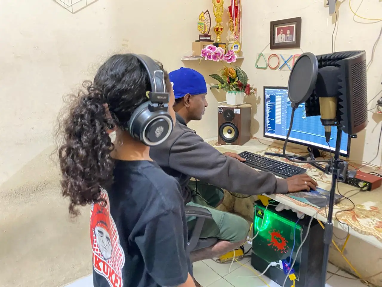 Nacita sedang rekaman lagu barunya di temani sang ayah yang juga sebagai produser, pencipta lagu, sekaligus pelatih bagi putrinya yaitu nacita.