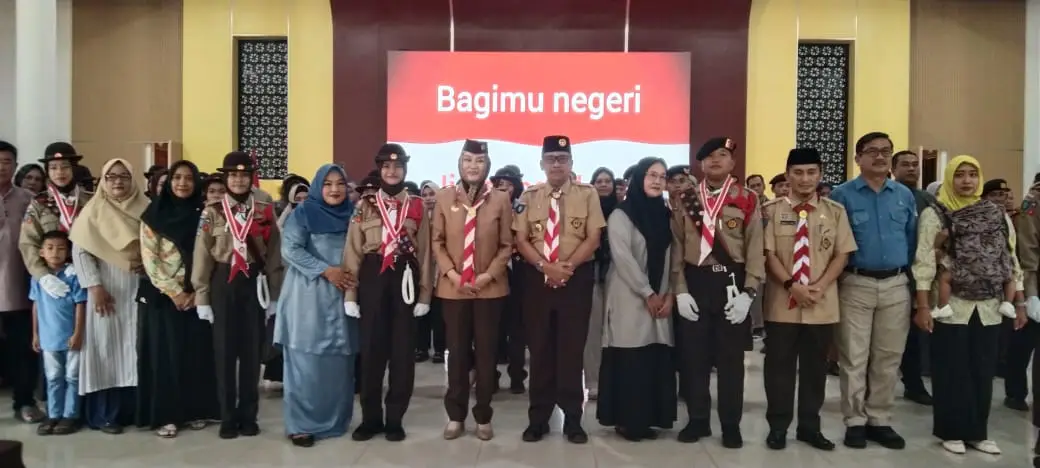Kamabicab dan Ka Kwartir pergerakan pramuka kabupaten natuna poto bersama anggota pramuka dan orang tua saat pelepasan kontingen pramuka kabupaten natuna ke Jambore Nasional 2026 di Cibubur, Jakarta (Poto: RRI Ranai/Saleh)