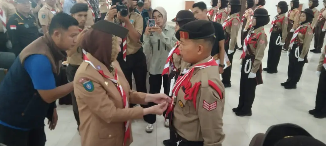 Kamabicab mengalungkan Mendali dianugerahi secara simbolis kepada Pramuka Garuda (Poto: RRI Ranai/Saleh)