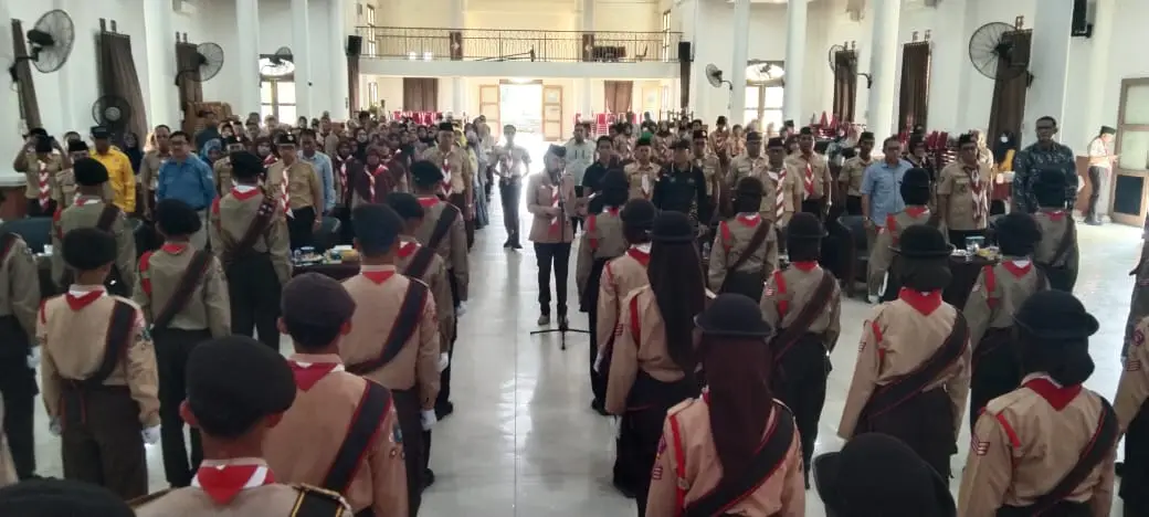 Bupati natuna sekaligus Kamabicab gerakan Pramuka Kabupaten Natuna, Cen Sui Lan melepas keberangkatan kontingen Jambore Nasional natuna (Poto: RRI Ranai/Saleh)