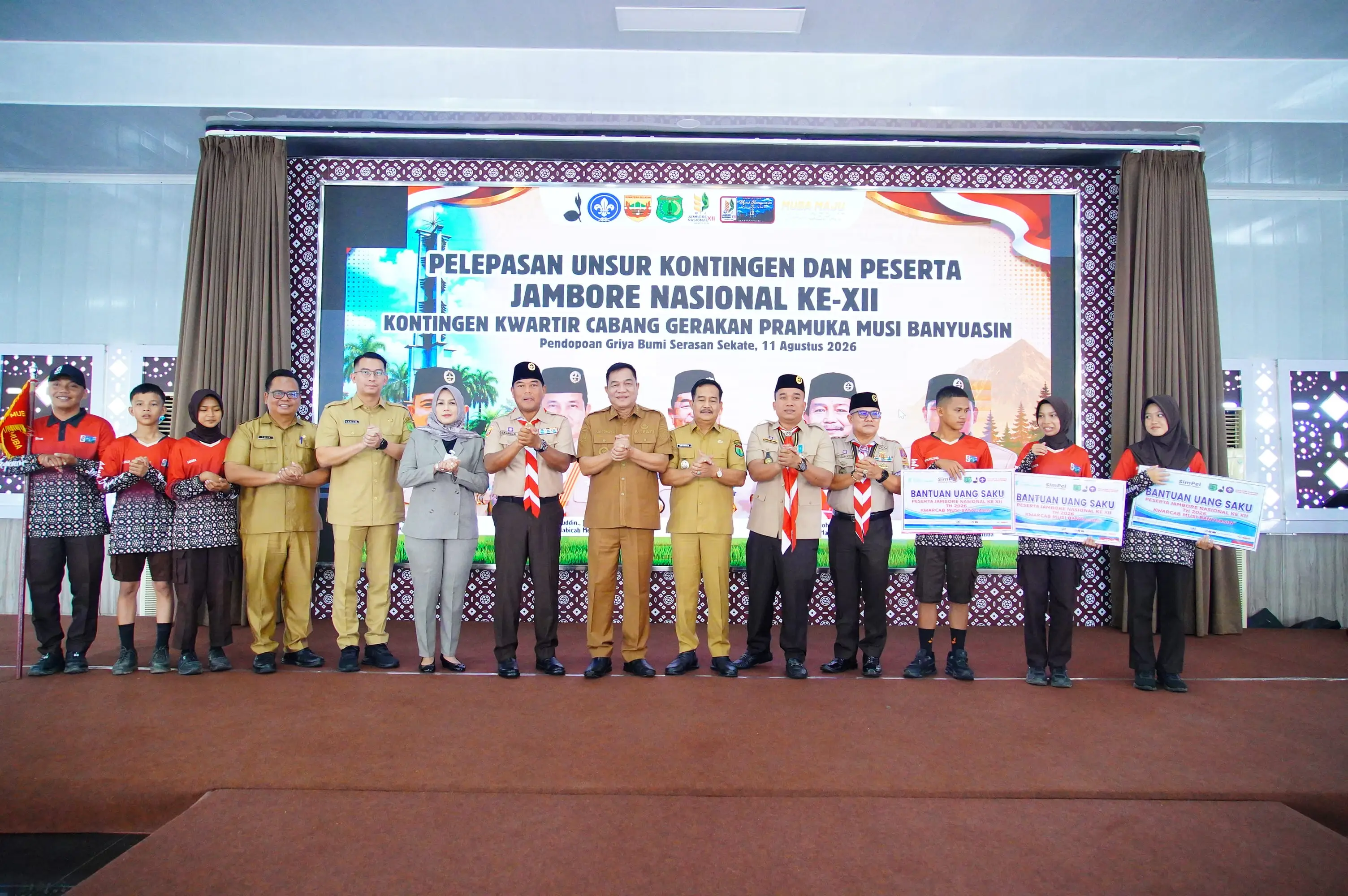 Bertempat di Pendopoan Griya Bumi Serasan Sekate pada Selasa, 11 Agustus 2026, Bupati Musi Banyuasin, Toha Tohet (tujuh dari kanan), melepas secara resmi 74 anggota Pramuka Muba. (Foto: Humas Pemkab Muba).