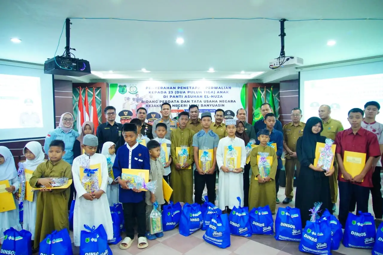 Bupati Musi Banyuasin Toha Tohet menyerahkan dokumen penetapan perwalian Pengadilan Agama Sekayu bagi 23 anak Panti Asuhan El-Nuza di Auditorium Pemkab Muba, Selasa (11/8/2026). (Foto: Humas Pemkab Muba)