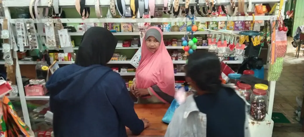 Warga yang ingin membeli gula pasir (poto:RRI Ranai/Saleh)