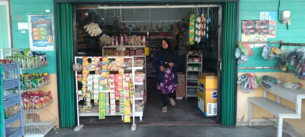 Seorang pedagang kue lesu setelah tidak menemukan gula pasir di beberapa toko (Poto:RRI Ranai/Saleh)