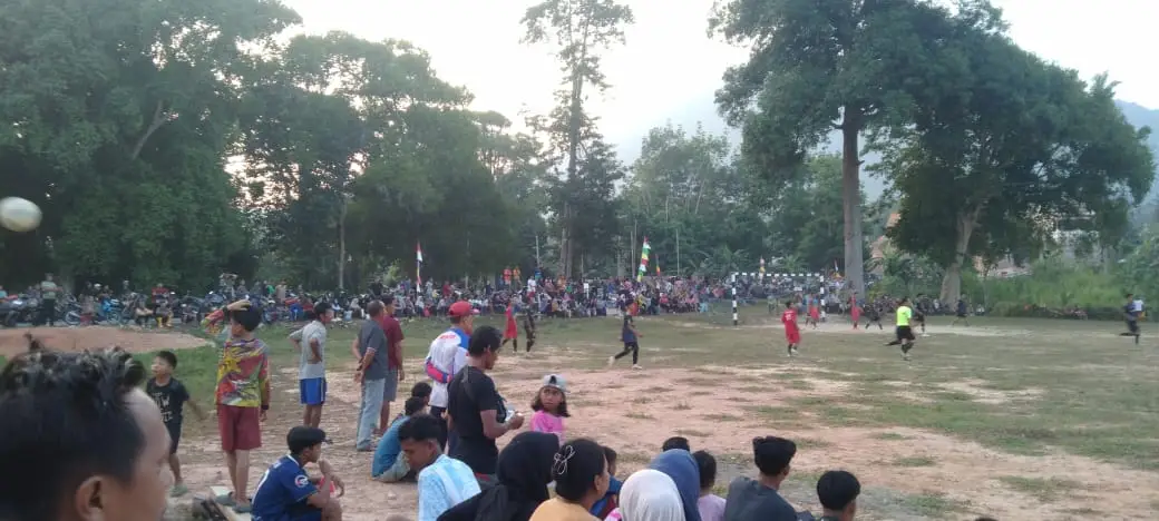 Warga meludak menyaksikan Final Sepak Bola Antar RT memeriahkan HUT RI ke 81 di Air Raya (Poto:RRI Ranai/Saleh)