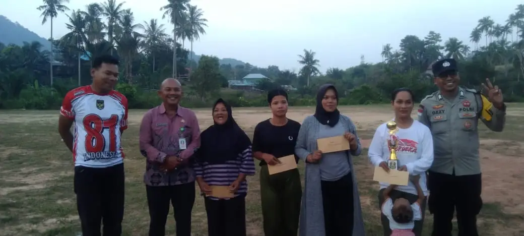 Lurah Bandarsyah yang didampingi Babinkamtibmas saat bersama pemenang sepak bola minisoker tingkat RT di Air Raya(Poto:RRI Ranai/Saleh)