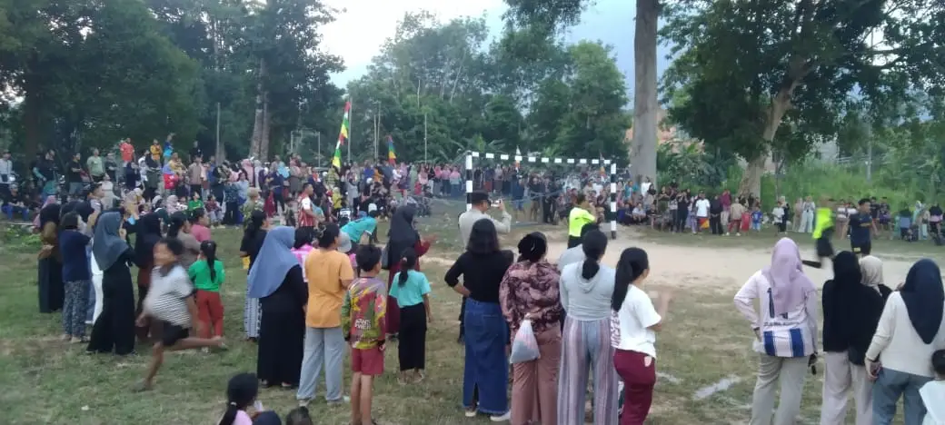 Keseruan penonton menyaksikan Final sepak bola antar RT diwilayah udara raya dalam rangka memeriahkan semarak HUT RI Ke 81 (Poto: RRI Ranai/Saleh)