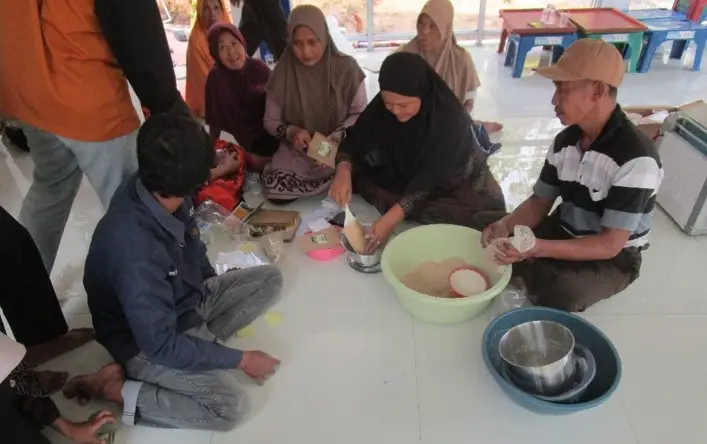 Praktik langsung pembuatan premix secara langsung ( Foto : Tim Pelaksana Pengabdian UNIVET Bantara)