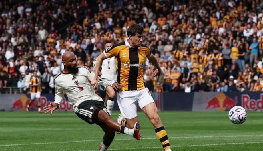 Duel Bryan Mbeumo dengan pemain Hull City