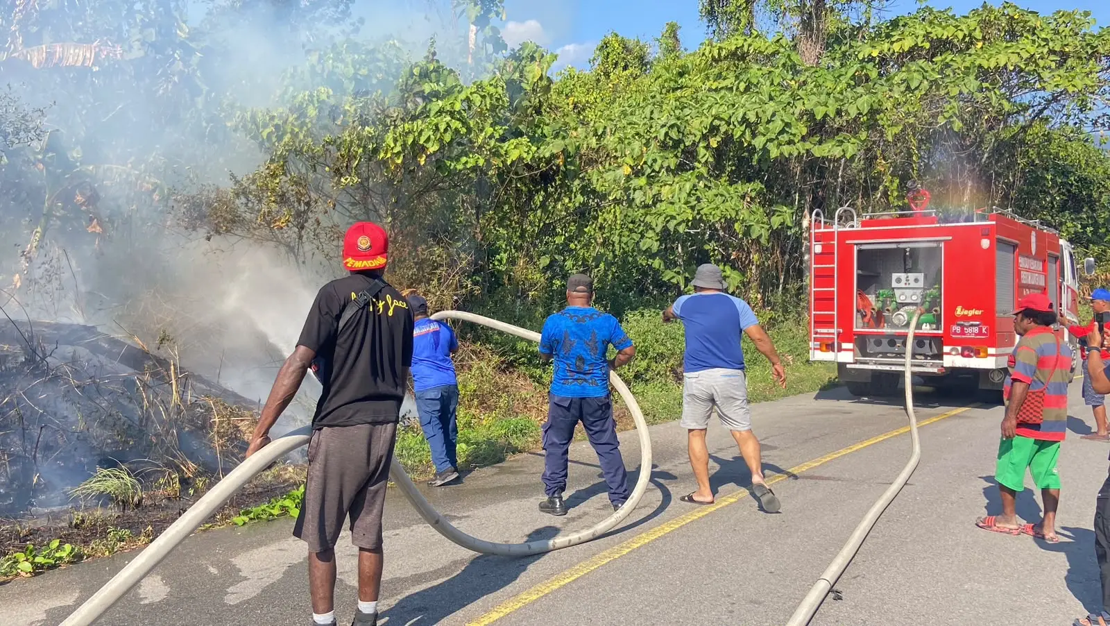 Proses pemadaman kebakaran lahan.Sumber Foto/Humas Polres Kaimana.