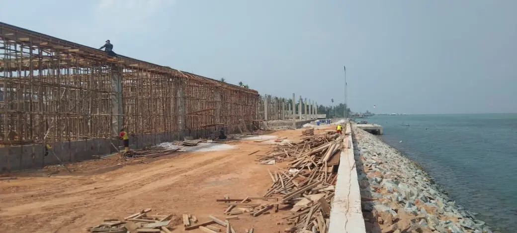 Salah satu gedung plaza pasar JICA Ranai Natuna yang masih proses (Poto:RR Ranai/ Saleh) 