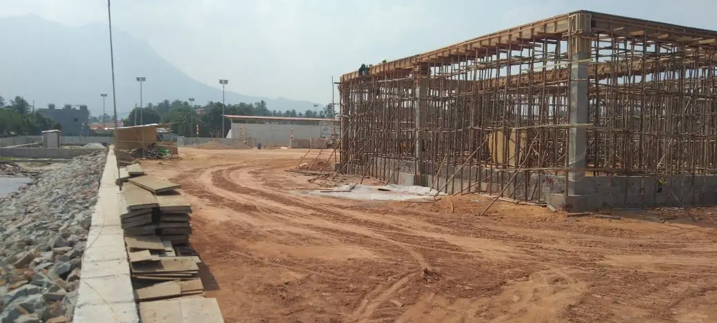 Poto tampak sudut belakang salah satu gedung plaza pasar JICA yang mash dalam tahapan pengerjaan (Poto:RRI Ranai/Saleh)