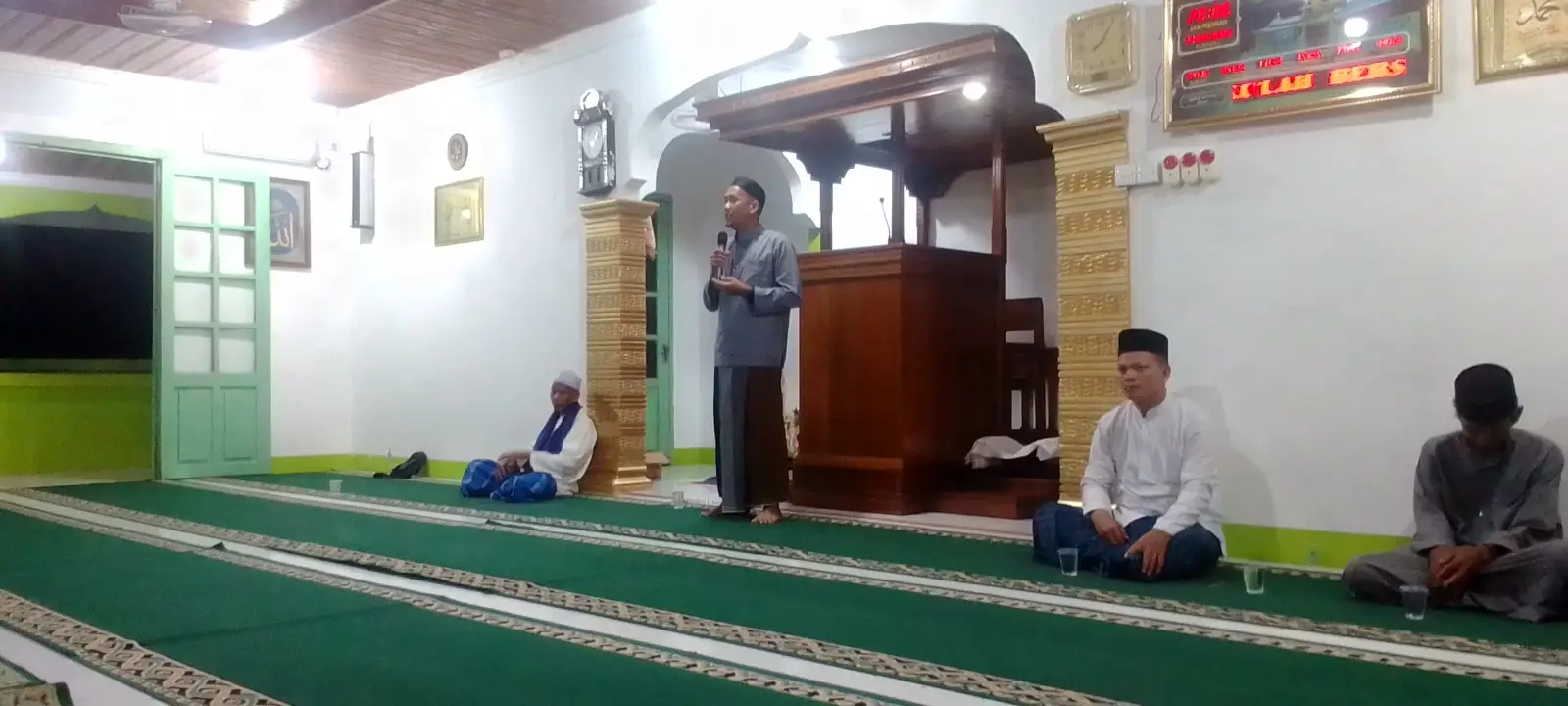 Ustad Al Bohori ketika menyampaikan tausiah pada kegiatan Maulid Nabi Muhammad SAW di Masjid Addinur Irsyad Air Raya Kamis 27 Agustus 2026 (Poto:RRI Ranai/Saleh)