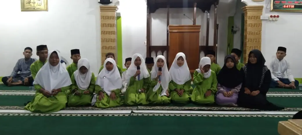 Peserta didik TPA Masjid Addinur Irsyad mmembawakan sholawat Nabi pada kegiatan Maulid Nabi Muhammad SAW 1448 H (Poto:RR Ranai/Saleh)