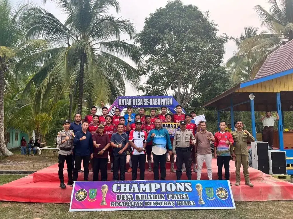 Empat Kepala Desa di Kabupaten Natuna saat poto bersama setelah laga final Sepak Bola Turnamen Sepak Bola Kelarik Utara Cup 2026. (Poto:RRi Ranai/ Saleh)