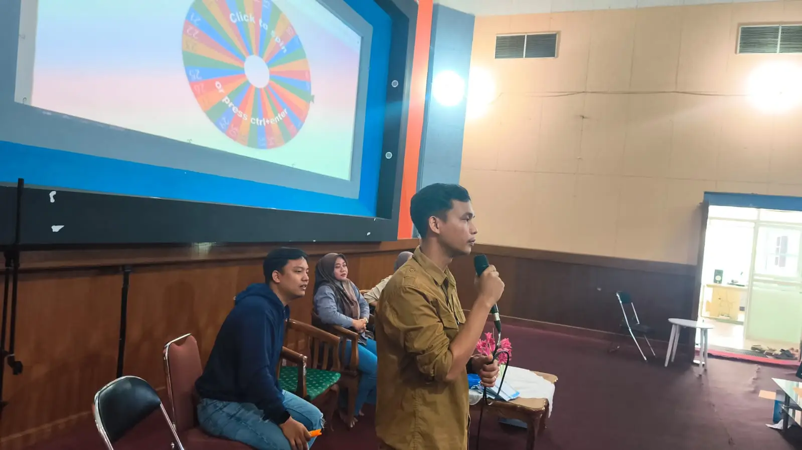 Ketua panitia UMKM RRI Fest saat memberikan arahan kepada UMKM RRI Fest 2026